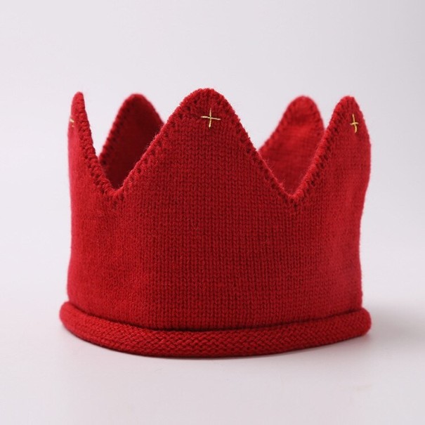 Detská čiapka v tvare korunky červená