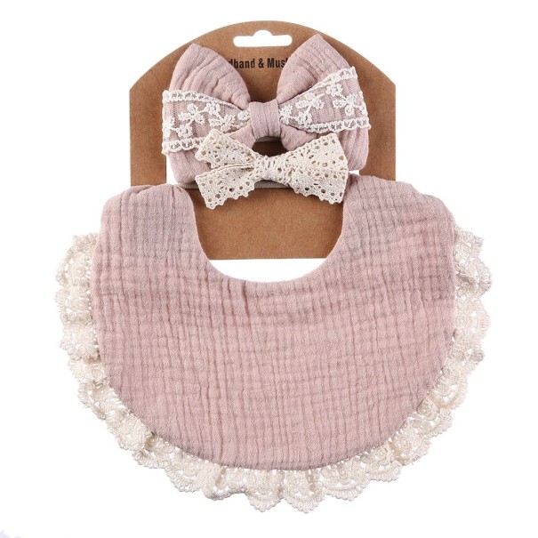 Dětský bryndák s volánkovým lemem a dvě gumičky s mašlemi Set 3 ks Šířka bryndáku 24 cm Velikost mašlí 10,5 cm a 8 cm Patentky u krku růžová
