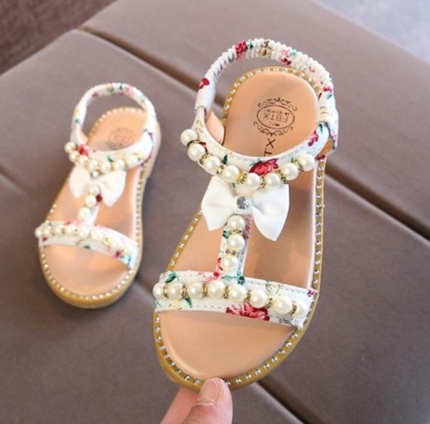 Dievčenské sandále s perlami biela 21