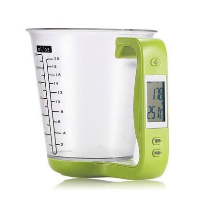 Digital våg och måttbägare i ett J1883 grön
