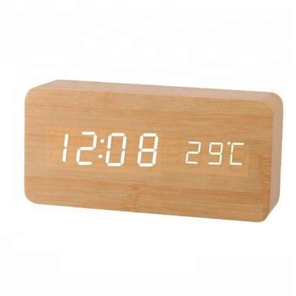 Digitalt LED-vækkeur i træ med 3 alarmer, USB-strøm og batteri, termometer, stemmestyring, 3 lysstyrkeniveauer, 12/24 timer, 15,5 x 7 x 4 cm beige