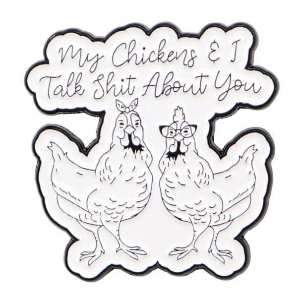 Distintivo esmaltado citação My Chickens & I Talk Shit About You aproximadamente 3,1 x 3,1 cm broche metálico pin desenhado preto e branco 1