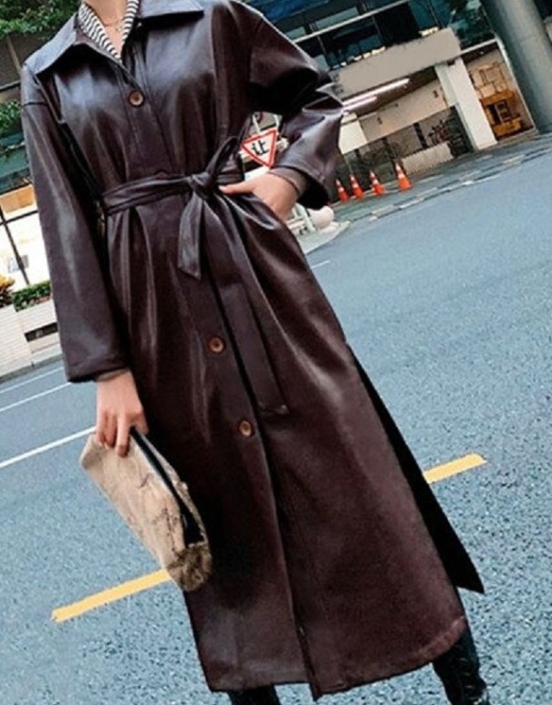 Długi płaszcz damski wykonany ze sztucznej skóry brązowy M