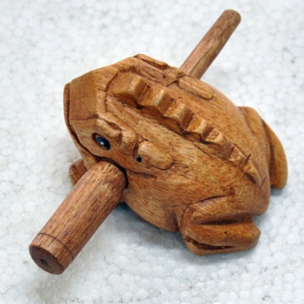 Drevená žaba s paličkou 1