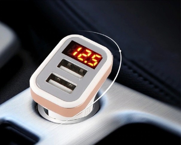 Dubbel USB-billaddare med display och kabel