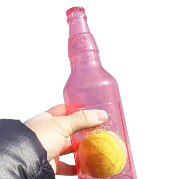 Duurzaam piepende honden speelgoed in de vorm van een fles met een tennisbal binnenin voor kauwen en interactieve spellen roze