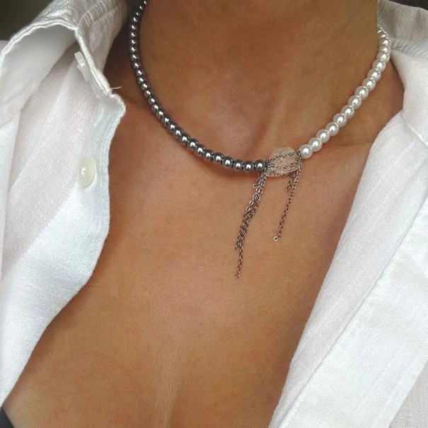 Dvoubarevný náhrdelník s bílými lesklými korálky a šedými kovově působícími kuličkami, doplněný visícími řetízky, výrazný design 1