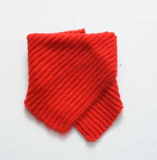 Dzianinowy szalik dziecięcy w paski J3233 czerwony