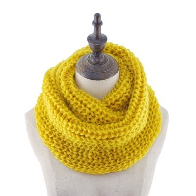 Écharpe en tricot d'hiver jaune
