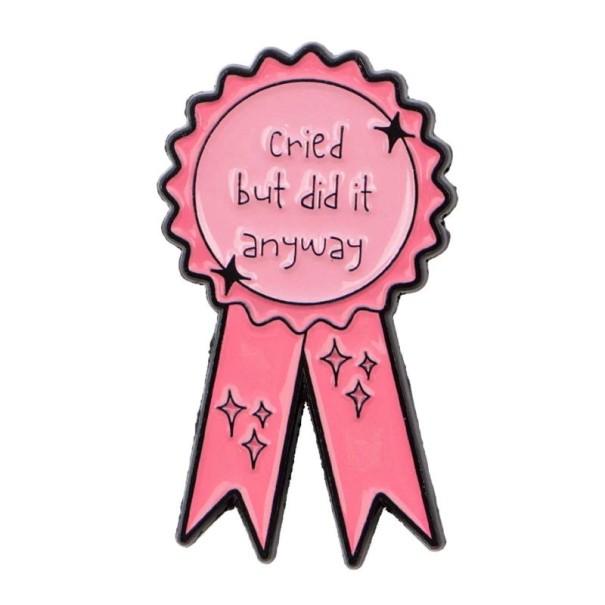 Écusson émaillé citation Cried but did it anyway environ 2 x 3,6 cm broche en métal pin dessiné rose accessoire pour sac à dos vêtements 1
