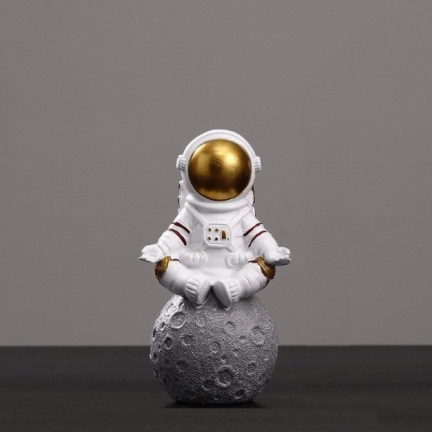 Egy űrhajós és a Hold szobra 5