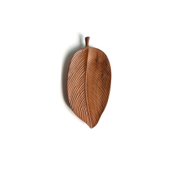 Ein Holztablett in Form eines Blattes S 1