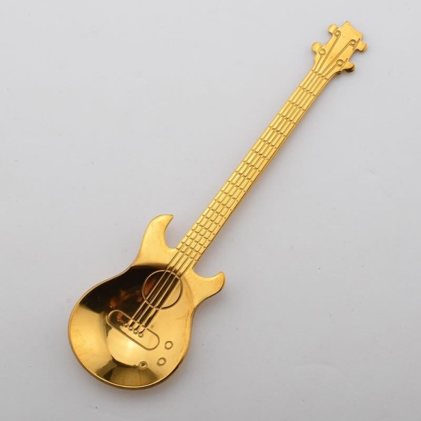 Ein Löffel in Form einer Gitarre golden