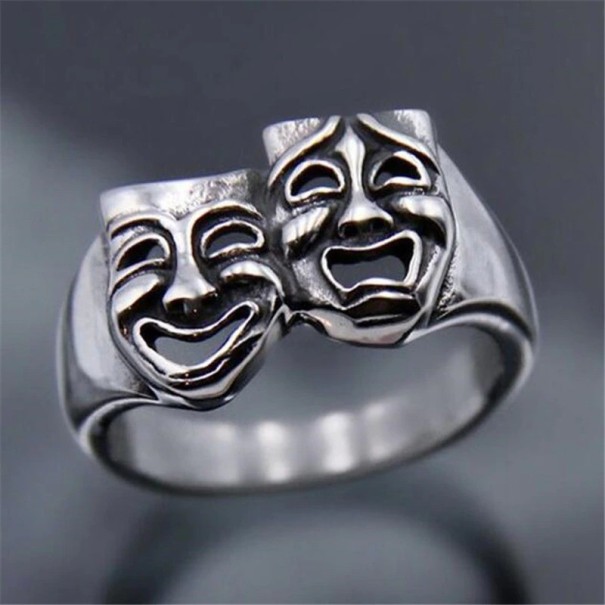 Ein Ring mit Masken 6