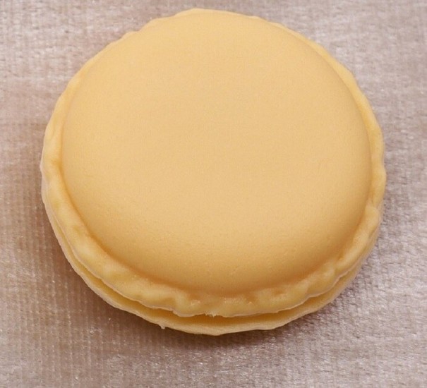 Eine Schmuckschatulle in Form einer Makrone lila