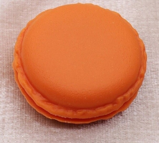 Eine Schmuckschatulle in Form einer Makrone orange