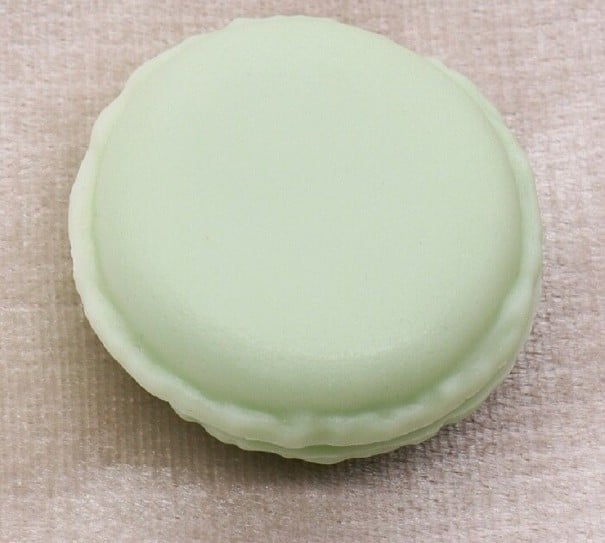 Ékszerdoboz macaroon alakban világos zöld