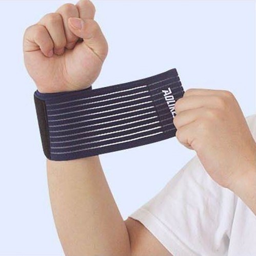 Elastische Bandage am Handgelenk blau