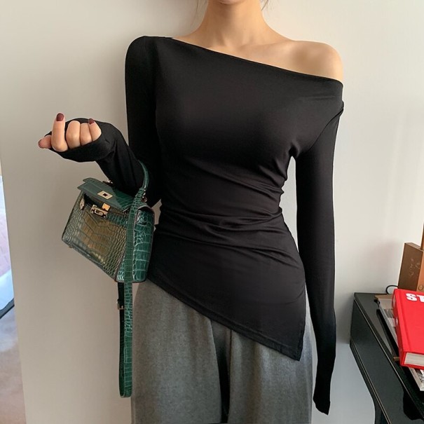Elastisk T-shirt med off-shoulder-motiv til kvinder sort