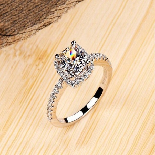 Elegáns gyűrű drágakövekkel 9