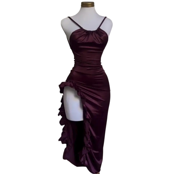 Elegant aftonklänning av glänsande satin Bodycon-klänning med slits och volanger Volanger i halsen Tunna axelband Lång högtidsklänning vinröd S