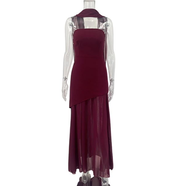 Elegant axelbandslös klänning med asymmetrisk skärning Lång luftig kjol Framträdande slits Lång scarf Lätt flytande tyg för fest vinröd S