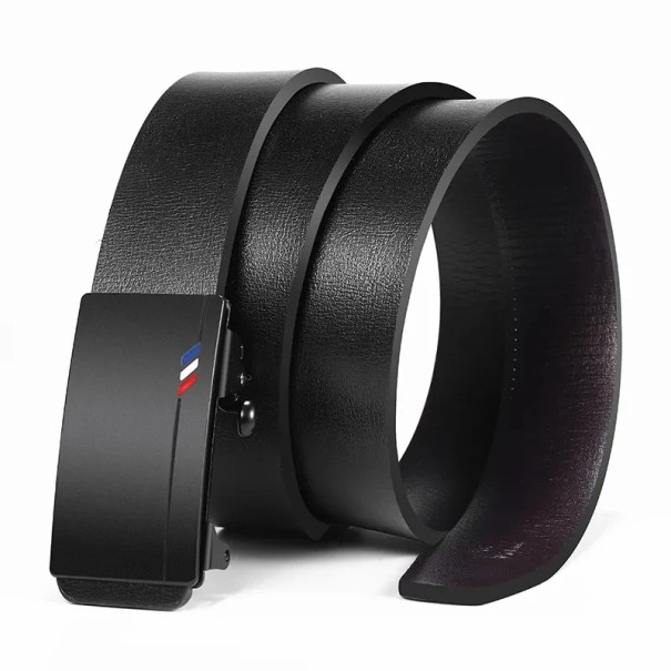 Elegant bälte för män av PU-läder med automatiskt metallspänne. Bredd 3,4 cm Justerbar omkrets Modernt tillbehör för både kostym och jeans