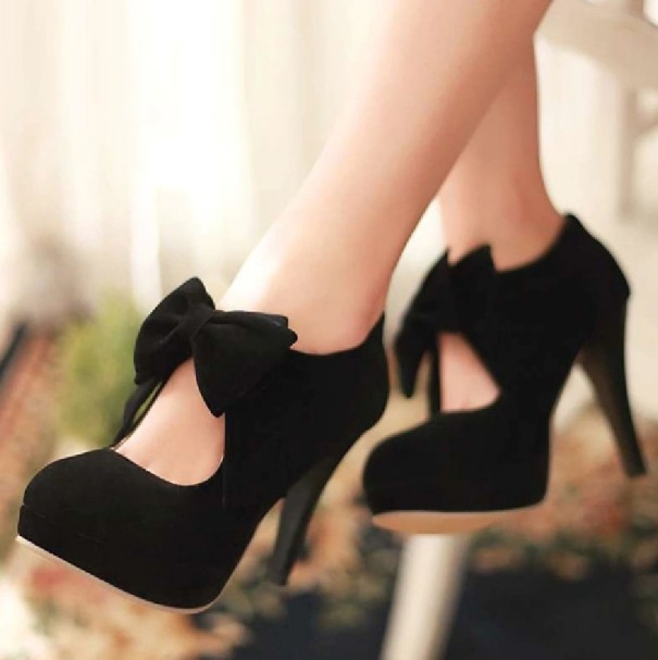 Eleganta pumps i mocka med rosett