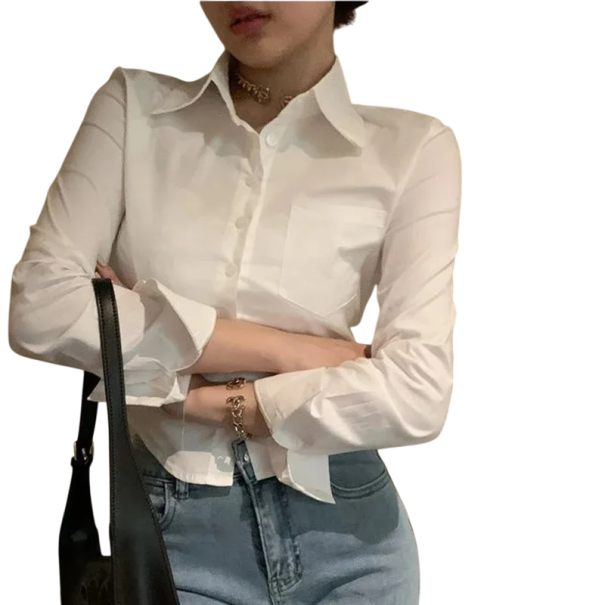 Elegante damesblouse met lange mouwen Effen blouse met kraag en zakje op de borst Knopen sluiting Lichte top van polyester wit XS