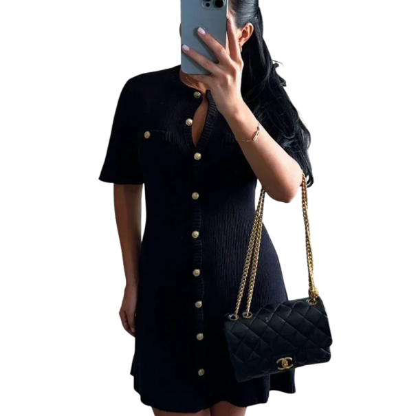 Elegante gebreide mini-jurk met korte mouwen en knoopjes. Lange lengte. Geschulpte zoom. Stijlvolle halslijn. Comfortabel zacht materiaal. zwart L