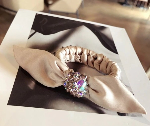 Elegante haarelastiek met strass steentjes beige