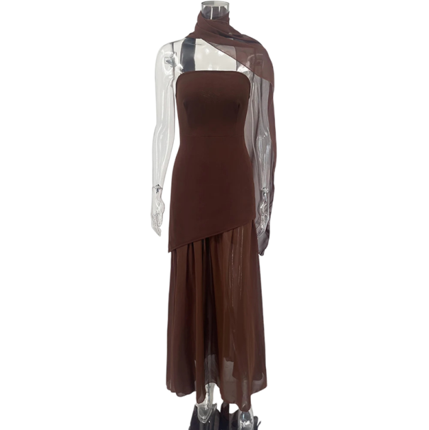 Elegante strapless jurk met asymmetrische snit Lange luchtige rok Opvallende split Lange sjaal Licht vloeiende stof voor een feestje bruin L