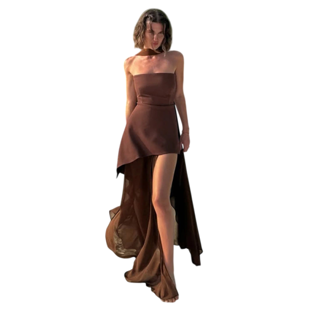 Elegante strapless jurk met asymmetrische snit Lange luchtige rok Opvallende split Lange sjaal Licht vloeiende stof voor een feestje
