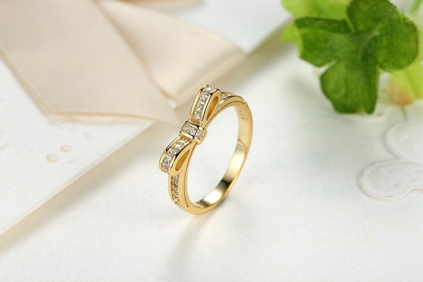 Eleganter Ring mit Zirkon golden 9