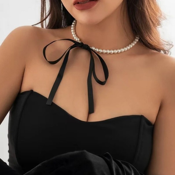 Elegantný dámsky perlový choker 38 cm s farebnou mašľou, viazanie na mašľu čierna