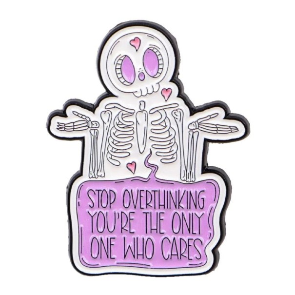 Emaille-Pin mit Zitat Skelett ca. 3,5 × 2,7 cm Metallbrosche weiß schwarz rosa gezeichnetes Motiv Zubehör für Rucksack Revers 1