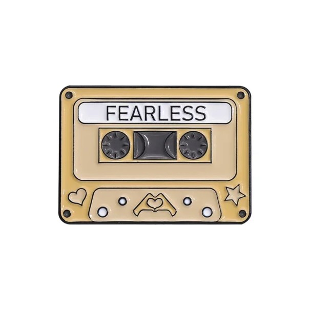 Emaille-Pin Musik-Kassette FEARLESS ca. 2,8 × 2 cm Metallbrosche beige Retro Abzeichen für Revers Rucksack Tasche Kleidung 1