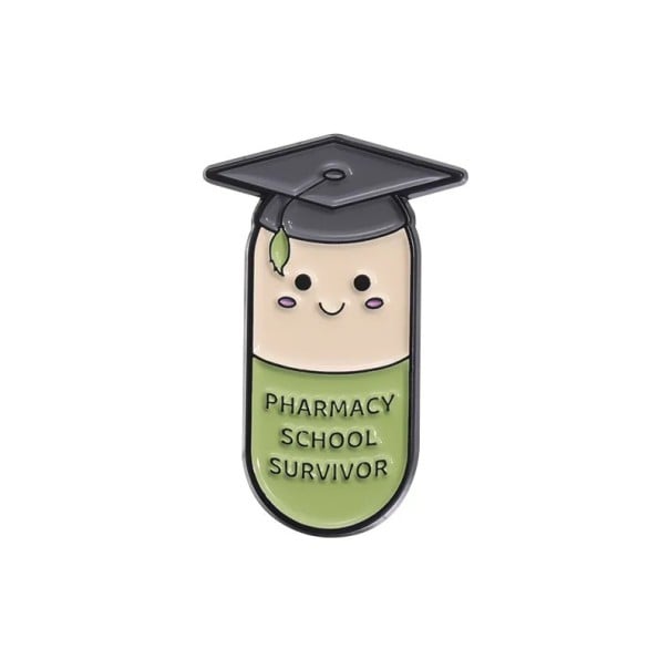 Emaille speld capsule met figuur van afgestudeerde 3 × 1,8 cm metalen broche groen-grijs tekst Pharmacy School Survivor accessoire 1