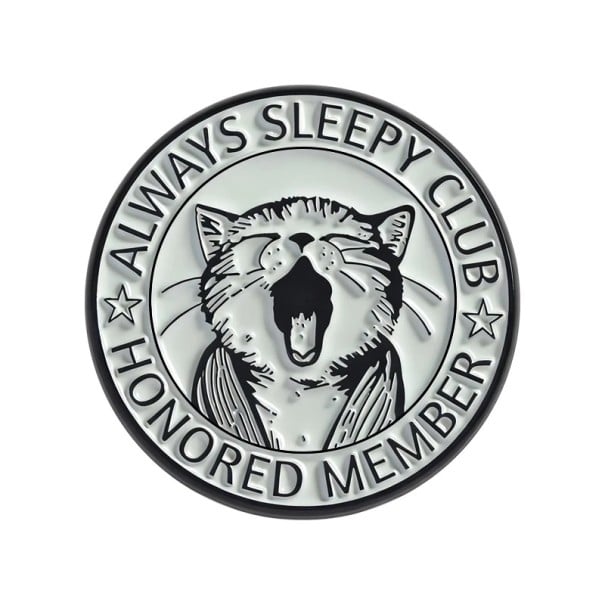 Emaille speld slapende kat 2,8 × 2,8 cm metalen broche zwart-wit ronde motief Always Sleepy Club accessoire voor rugzak revers 1