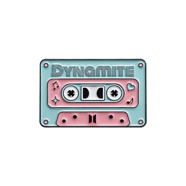 Emaljerad pin musik kassett DYNAMITE ca 2,8 × 1,8 cm metall brosch rosa-blå retro märke för krage ryggsäck väska 1