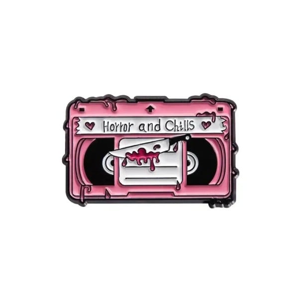 Emaljeret pin musik kassette Horror and Chills ca. 3 x 2 cm metal brosche rosa sort retro badge til rygsæk klap 1