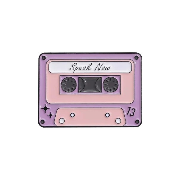 Emaljeret pin musik kassette Speak Now ca. 2,8 × 2 cm metal brosche rosa-lilla retro badge til revers rygsæk taske tøj 1