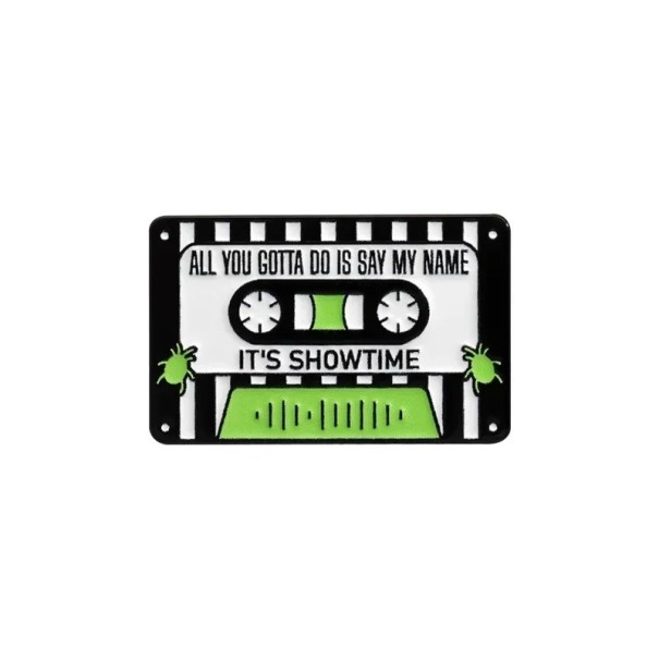 Enamelled Music Cassette Pin with the Inscription It’s Showtime Approximately 2.8 x 1.8 cm Metal Brooch Black White Green Retro Badge for Backpack 1