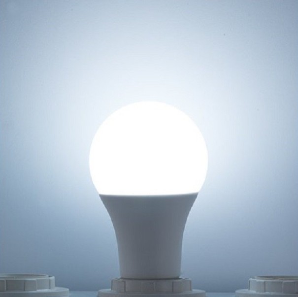 Energiansäästöinen LED-lamppu J1360 kylmä valkoinen 9W