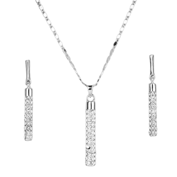 Ensemble de collier et boucles d'oreilles pour femmes avec des diamants artificiels argenté
