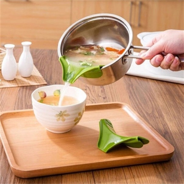 Entonnoir en silicone pour casserole 1