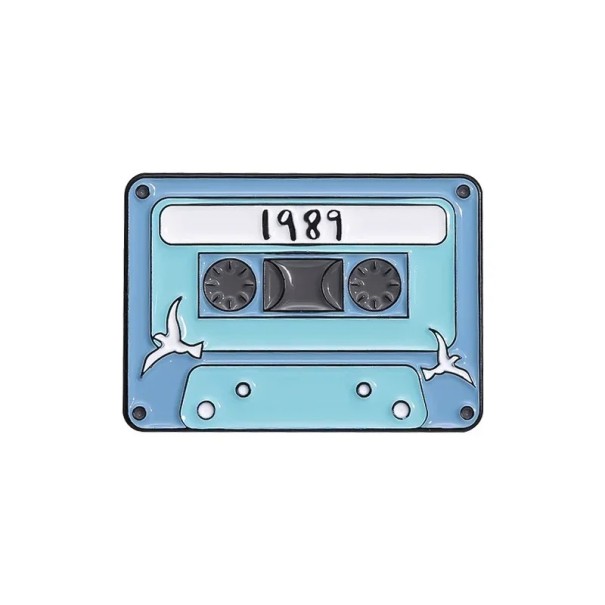 Épinglette émaillée cassette musicale 1989 environ 2,8 × 2 cm broche en métal bleue rétro insigne pour revers sac à dos vêtement 1