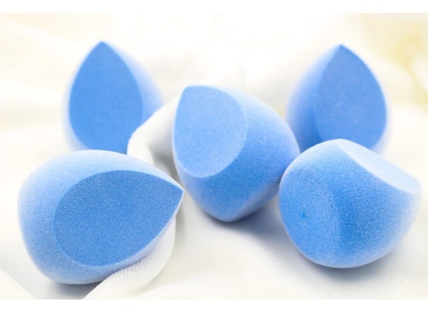Éponge à maquillage biseautée - Bleue 1