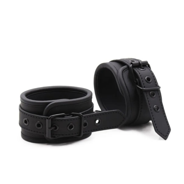 Esposas de cuero negro con cierre de correa, tamaño ajustable, detalles metálicos para juegos de bondage, embalaje discreto. 1
