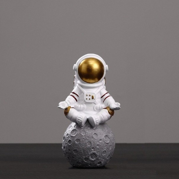 Estatuilla de astronauta y luna 5